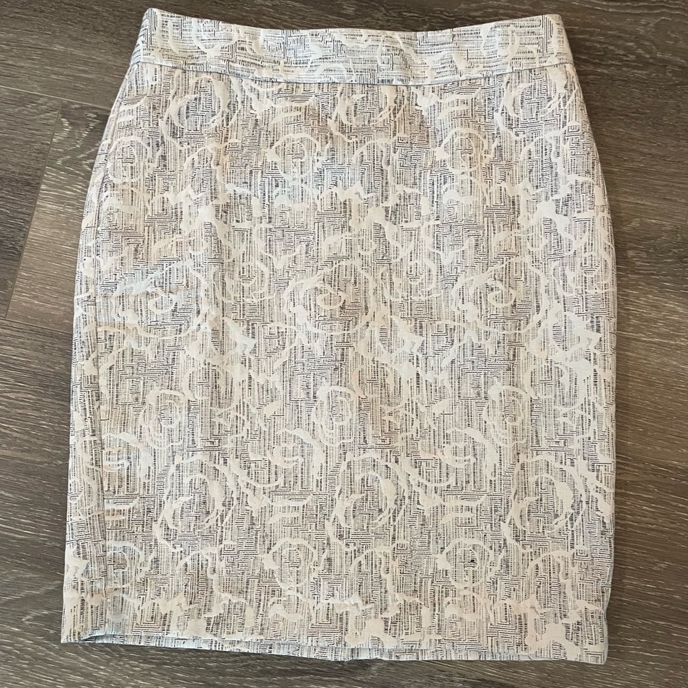 Ann Taylor Sz 8 Cream, Black, with Silver Sheen Pencil Skirt